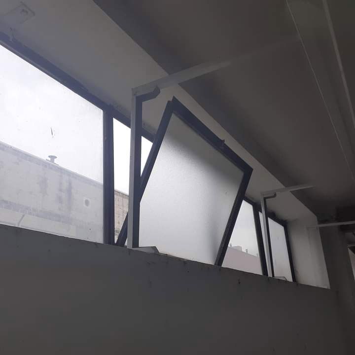 Un edificio con muchas ventanas abiertas