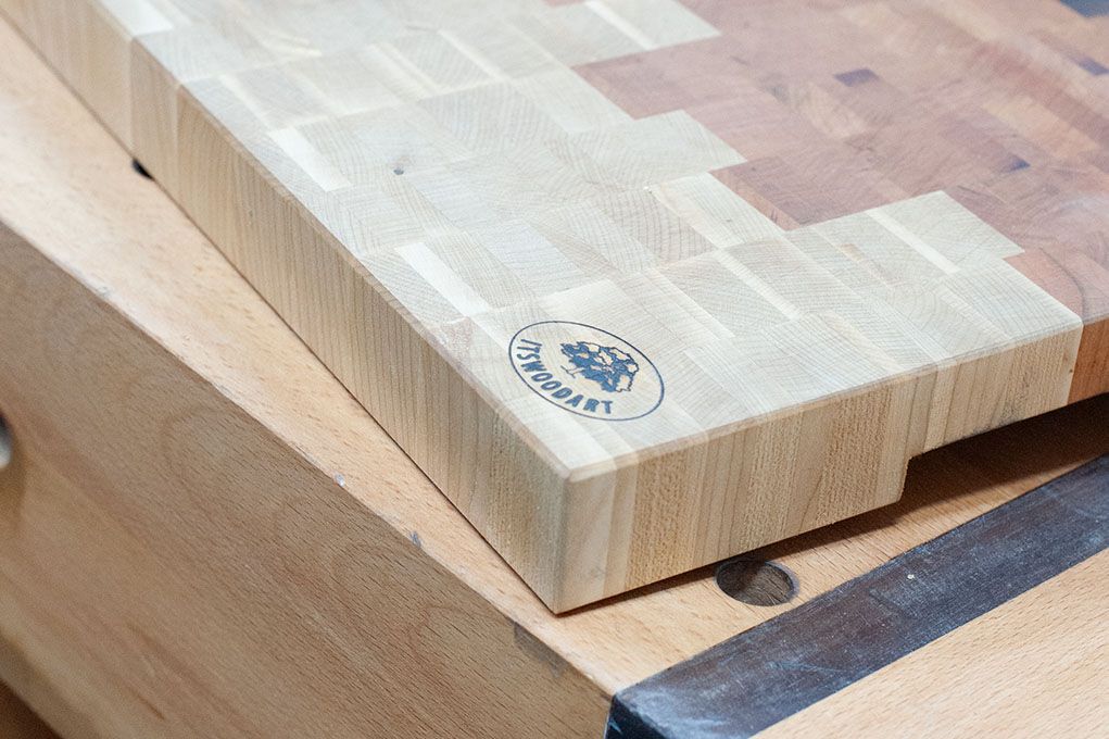 Auf einem Holztisch liegt ein Holzschneidebrett.