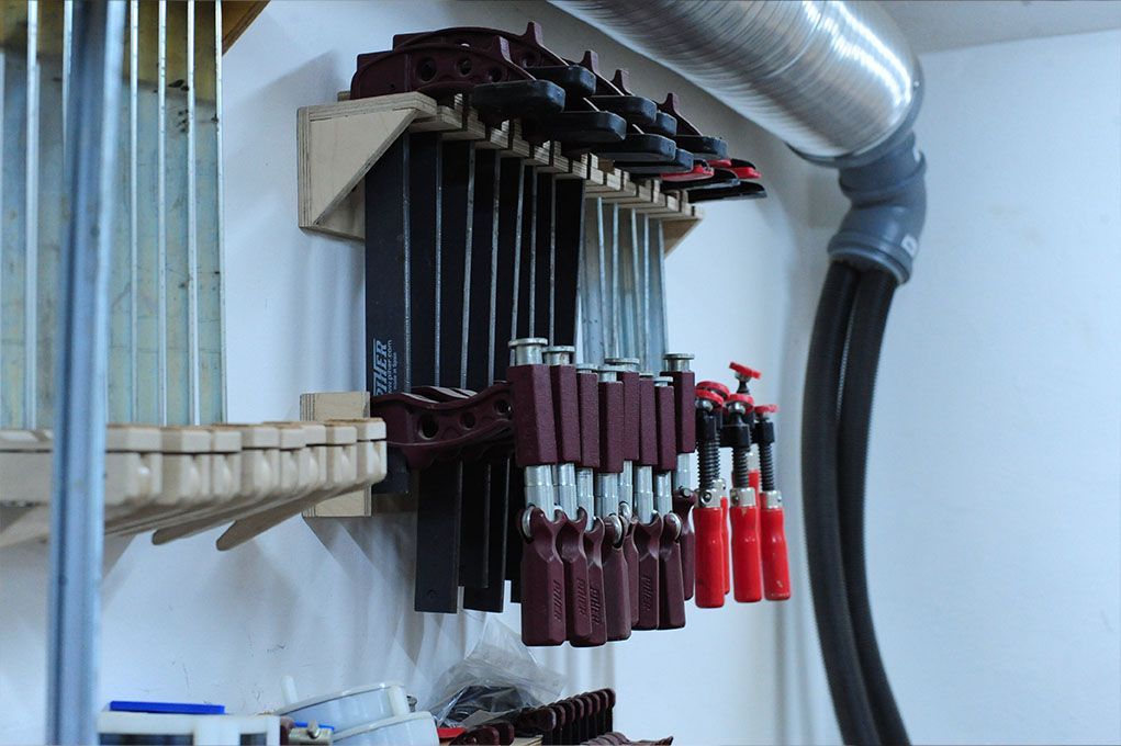 An einer Wand hängt ein Haufen Klammern.