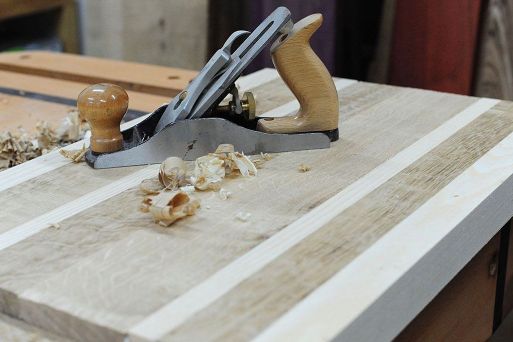 Ein Flugzeug liegt auf einem Holztisch