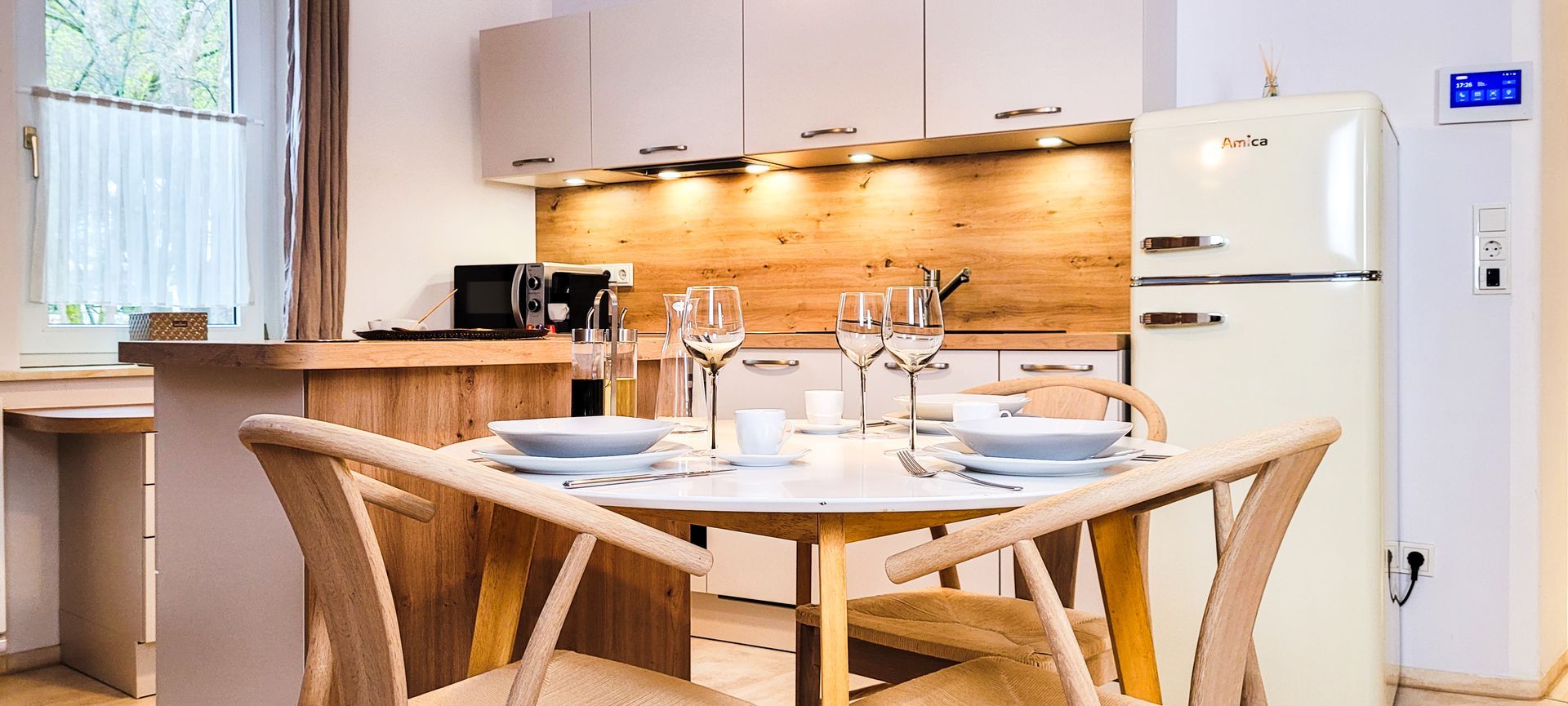 Ein Tisch mit Gläsern.