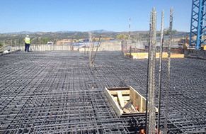 Un hombre está parado en la parte superior de un edificio en construcción.