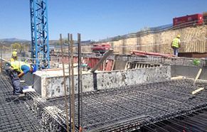 Un grupo de trabajadores de la construcción está trabajando en un edificio en construcción.