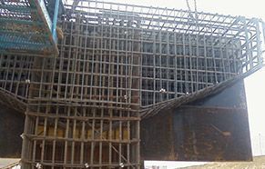 Se está construyendo una gran estructura metálica encima de un puente.