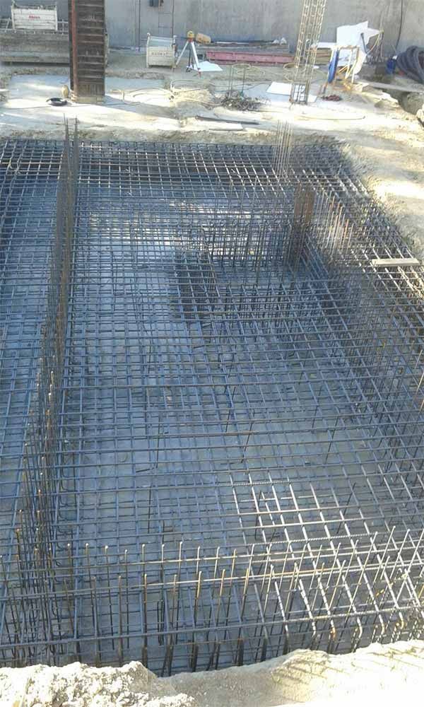 En una obra se está construyendo una gran piscina.