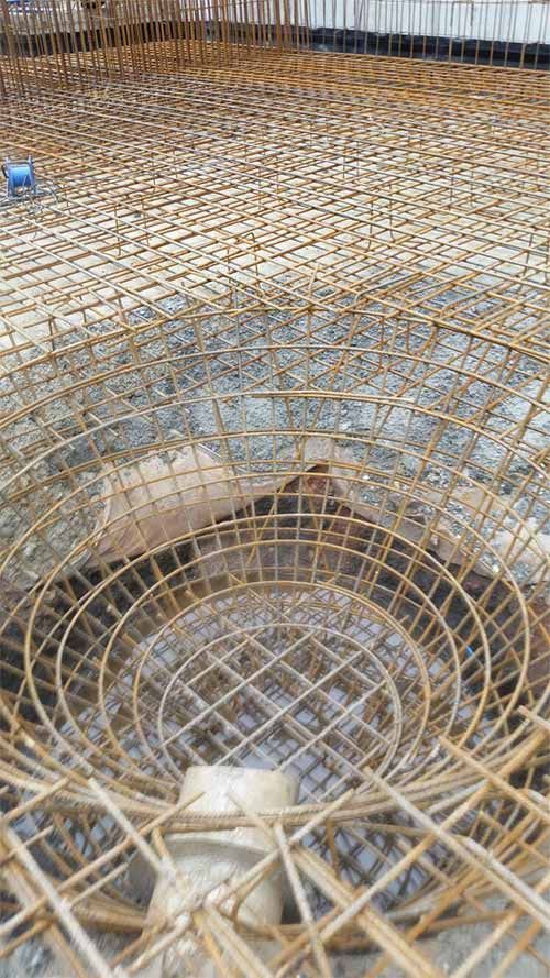 Se está construyendo una gran estructura circular en el suelo.