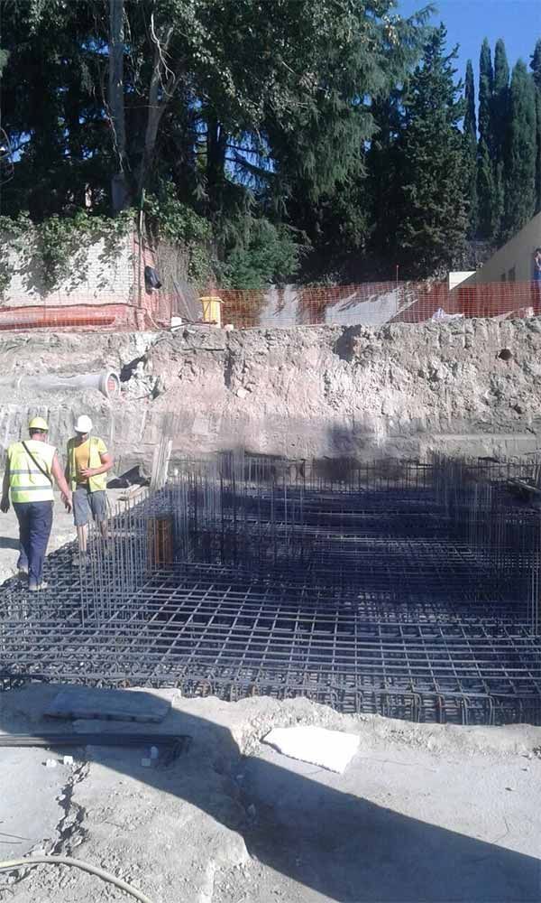 Un grupo de trabajadores de la construcción camina por un sitio de construcción.