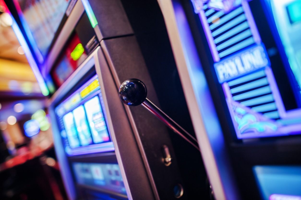 Un primer plano de una máquina tragamonedas en un casino.