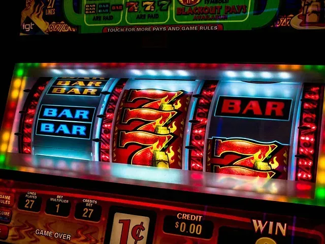 Una máquina tragamonedas con la palabra bar en ella