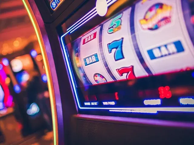 Un primer plano de una máquina tragamonedas en un casino.