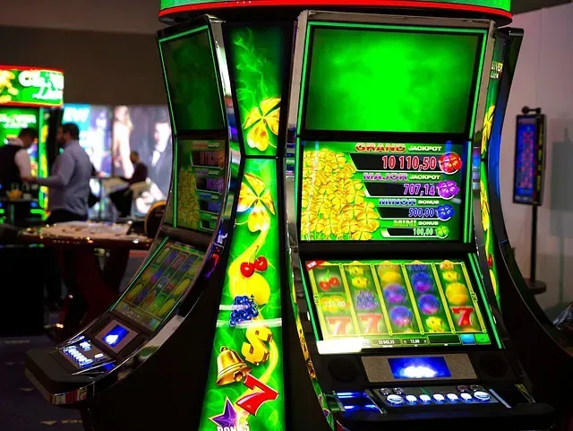 Una máquina tragamonedas en un casino con una pantalla verde