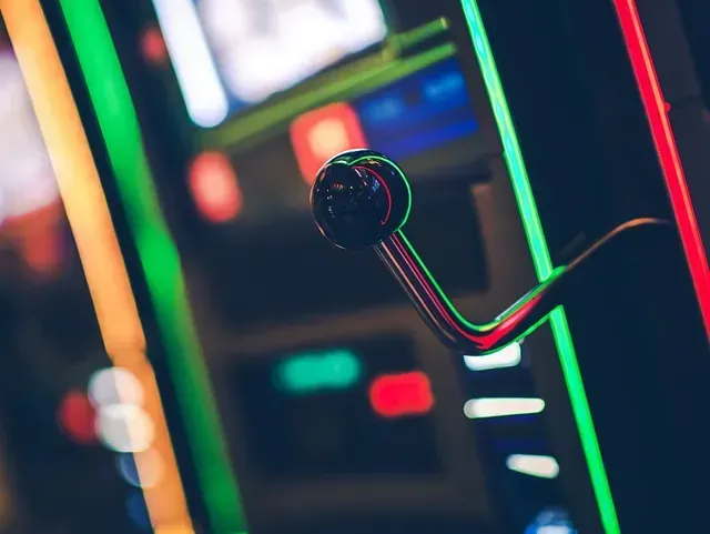 Un primer plano de una máquina tragamonedas en un casino.