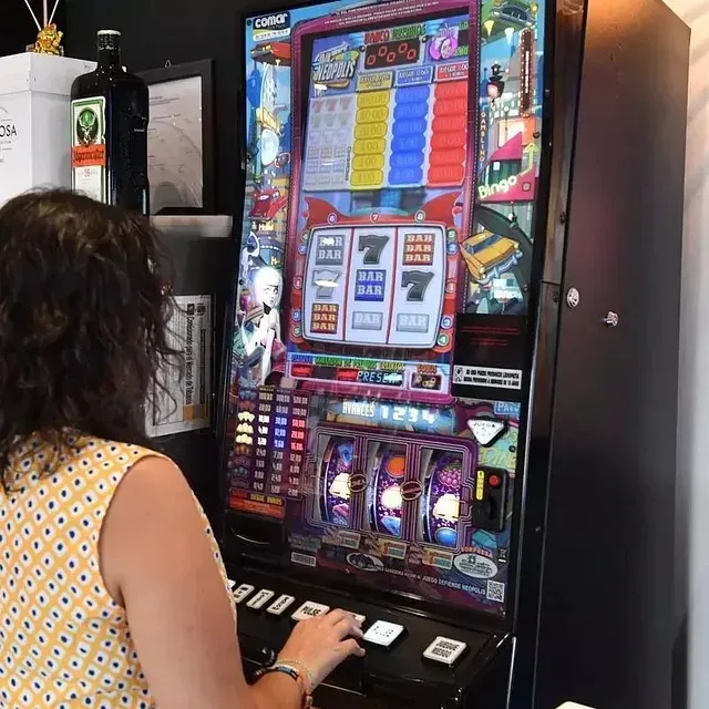 Una mujer está jugando a una máquina tragamonedas con el número 7 en la pantalla.