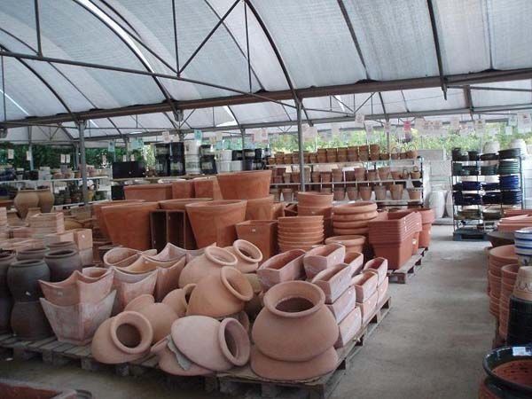 Un almacén lleno de muchas vasijas de barro