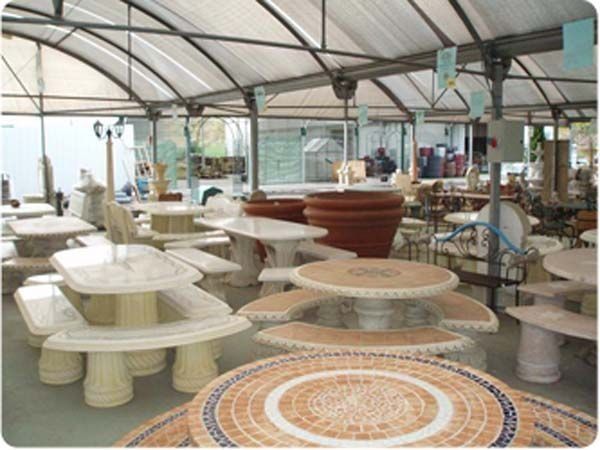 Una gran sala llena de mesas y bancos