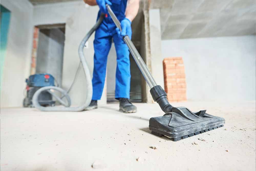 Baustellenboden wird mit Industriestaubsauger gereinigt.