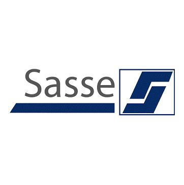Logo von „Sasse“ mit dunkelgrauem serifenlosem Text, einem dunkelblauen horizontalen Balken und einem stilisierten „S“ in einem Quadrat.