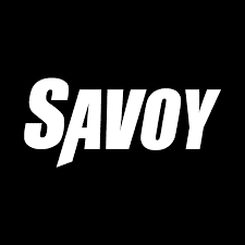 „SAVOY“ in fetten, weißen serifenlosen Buchstaben auf schwarzem Hintergrund. Das „V“ ist diagonal abgeschnitten.
