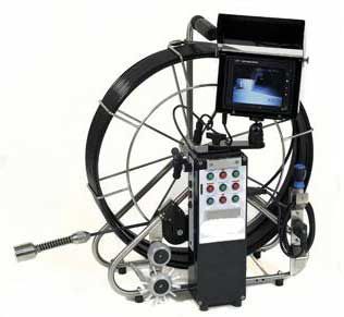 Système de caméra d'inspection des égouts sur bobine, avec un moniteur affichant le flux vidéo et un panneau de commande.