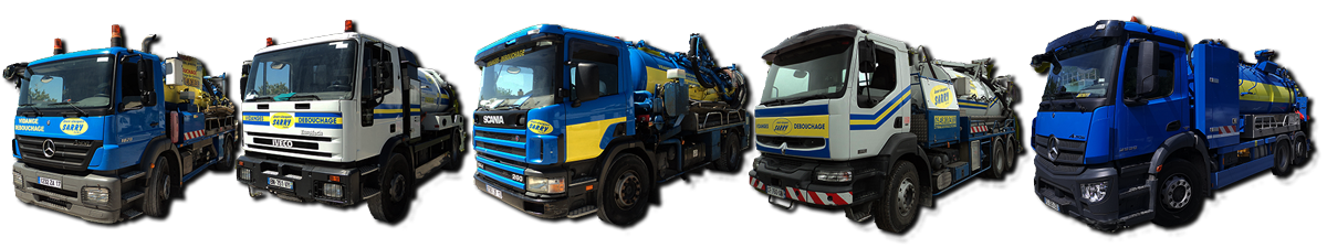 Cinq camions de ramassage des ordures bleus et gris alignés sur un fond blanc.