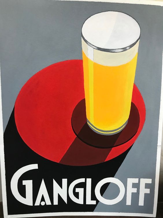 Une bière sur une table rouge