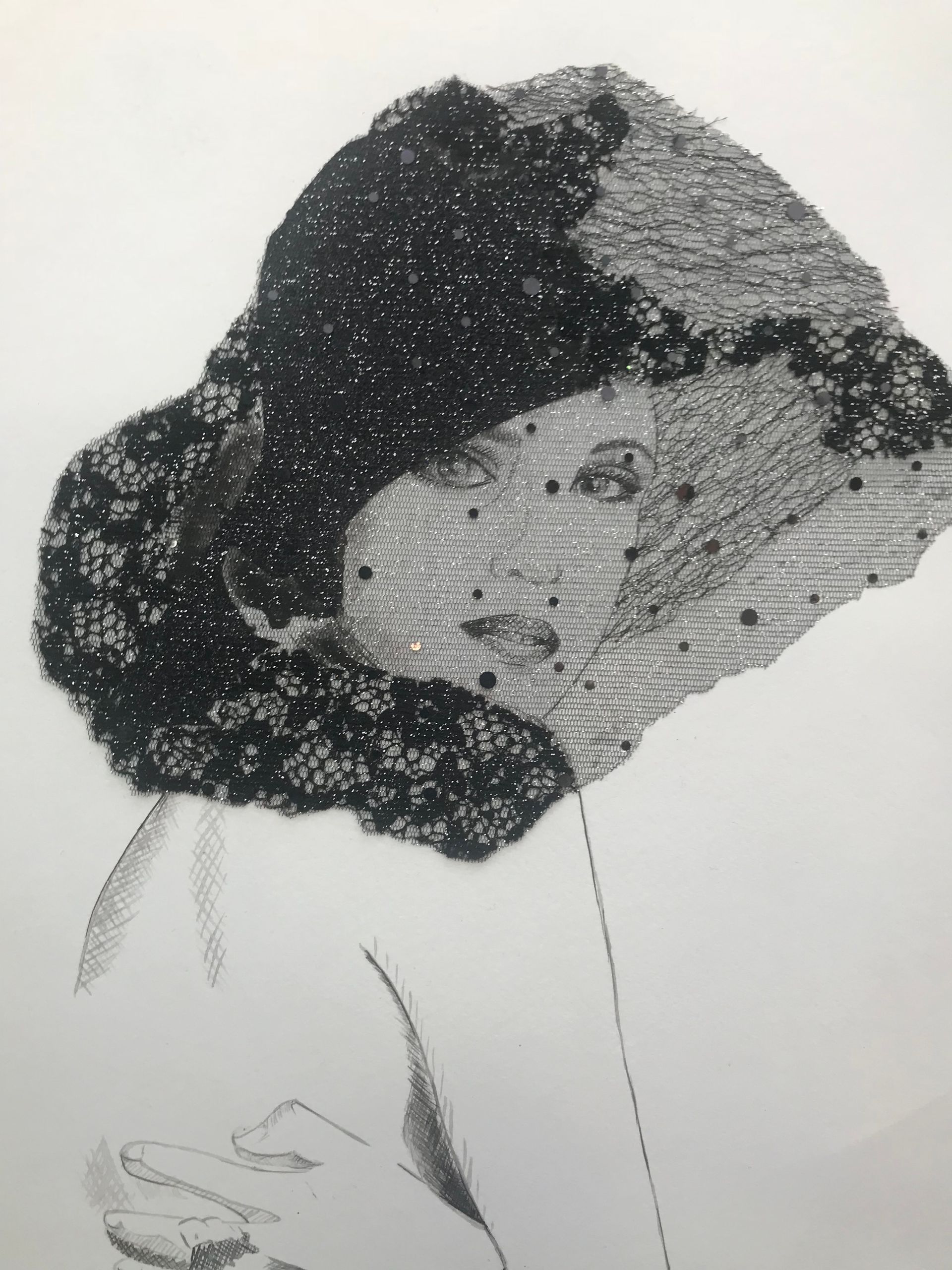 Une dessin d'une femme dessinée à l'encre de Chine