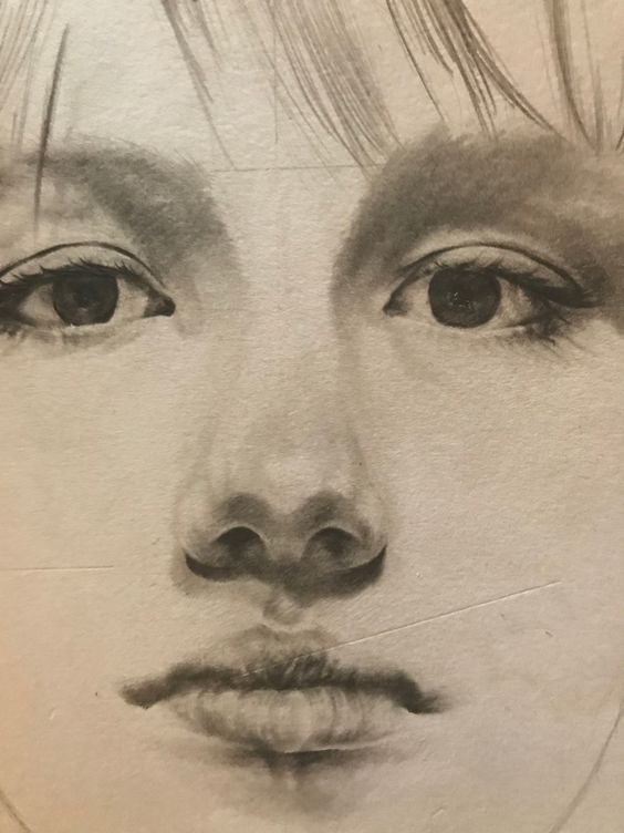 Un dessin d'un visage rapproché