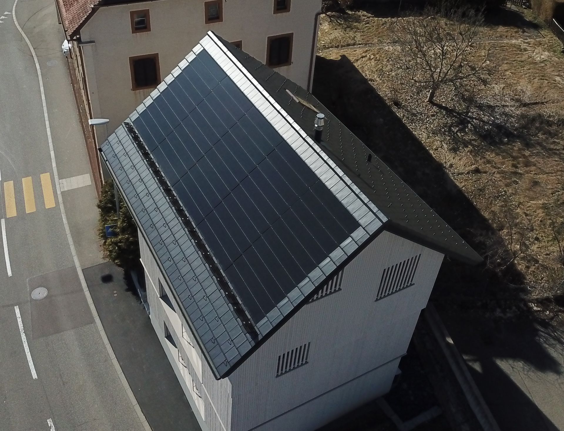 Une vue aérienne d'une maison avec des panneaux solaires sur le toit