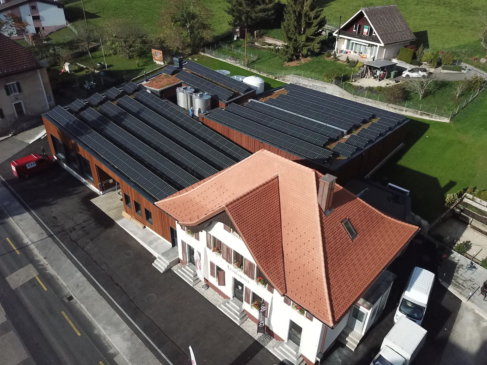 Pose de panneaux photovoltaïques par Nikles Toiture SA
