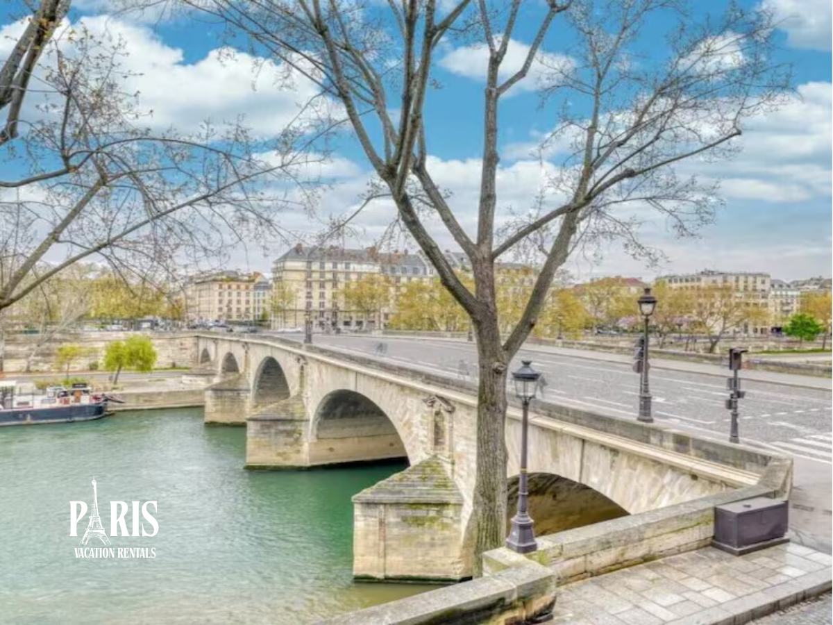 Walk Along Quai de Bourbon