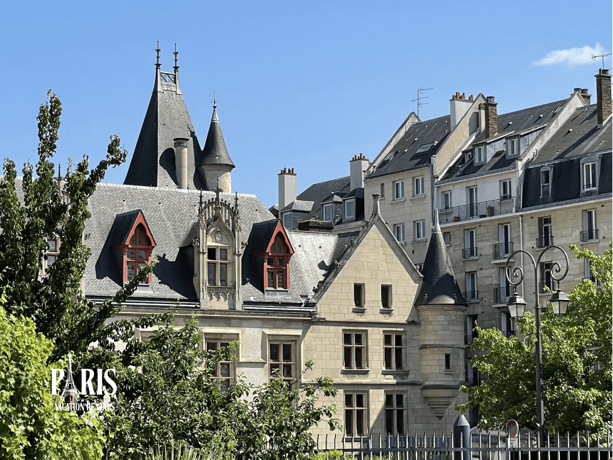Historic Hôtels Particuliers to Admire