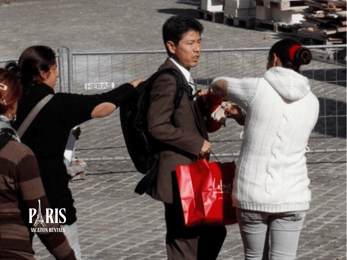 Avoiding pickpockets and common scams Paris