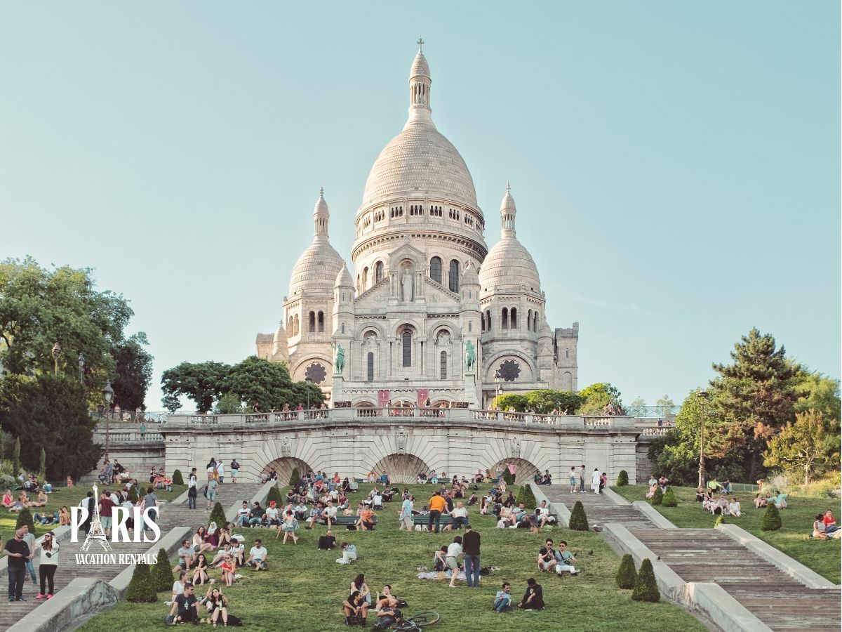 Sacré-Cœur with tourists
