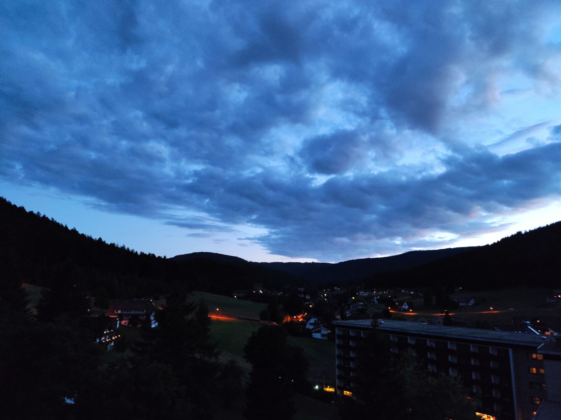 Abendhimmel mit dramatischer Wolkenformation über dem Schwarzwald