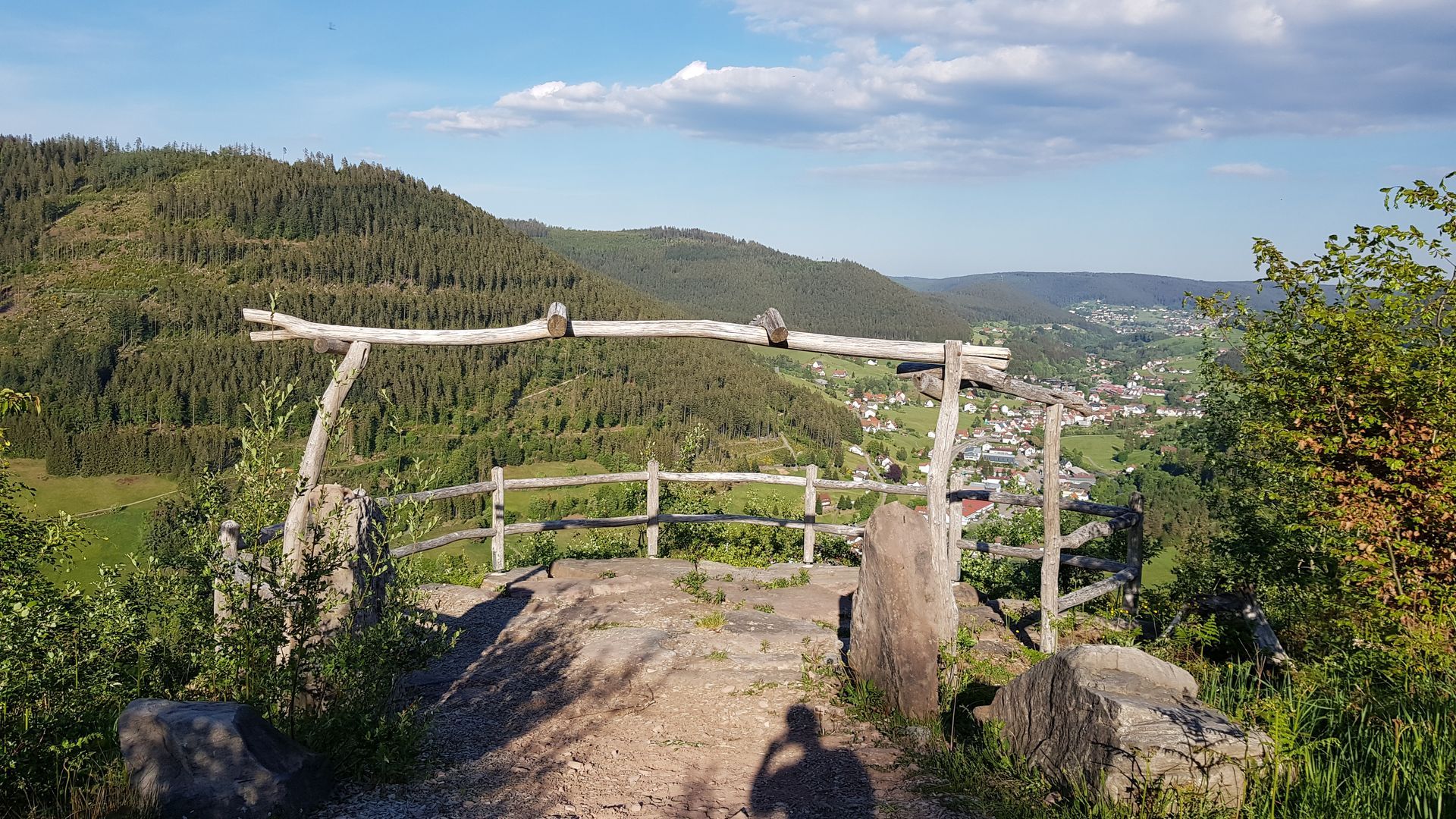 Aussichtspunkt mit Holzgeländer über dem Tal, Wanderziel nahe Schwarzwald-Quartier