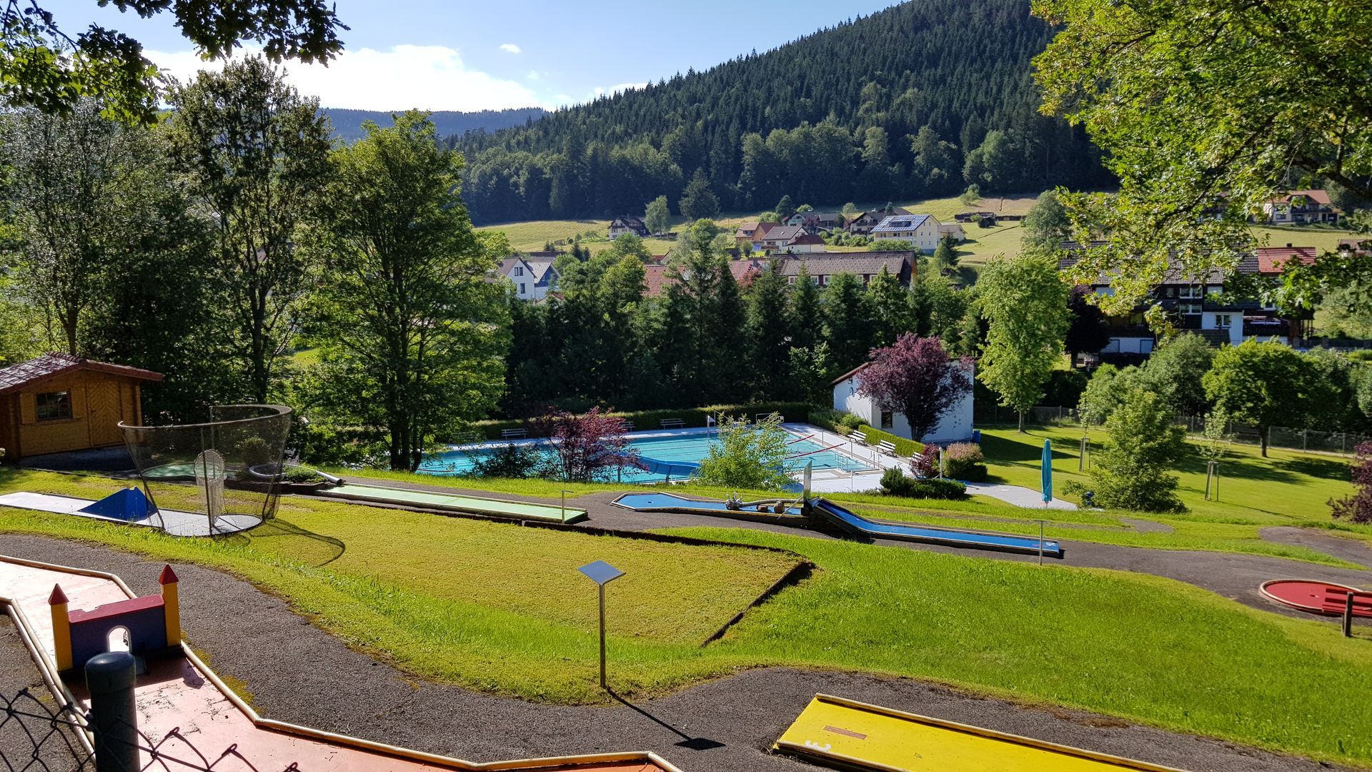 Freibad und Minigolfanlage in Obertal bei Baiersbronn – nur wenige Minuten von den Ferienwohnungen entfernt