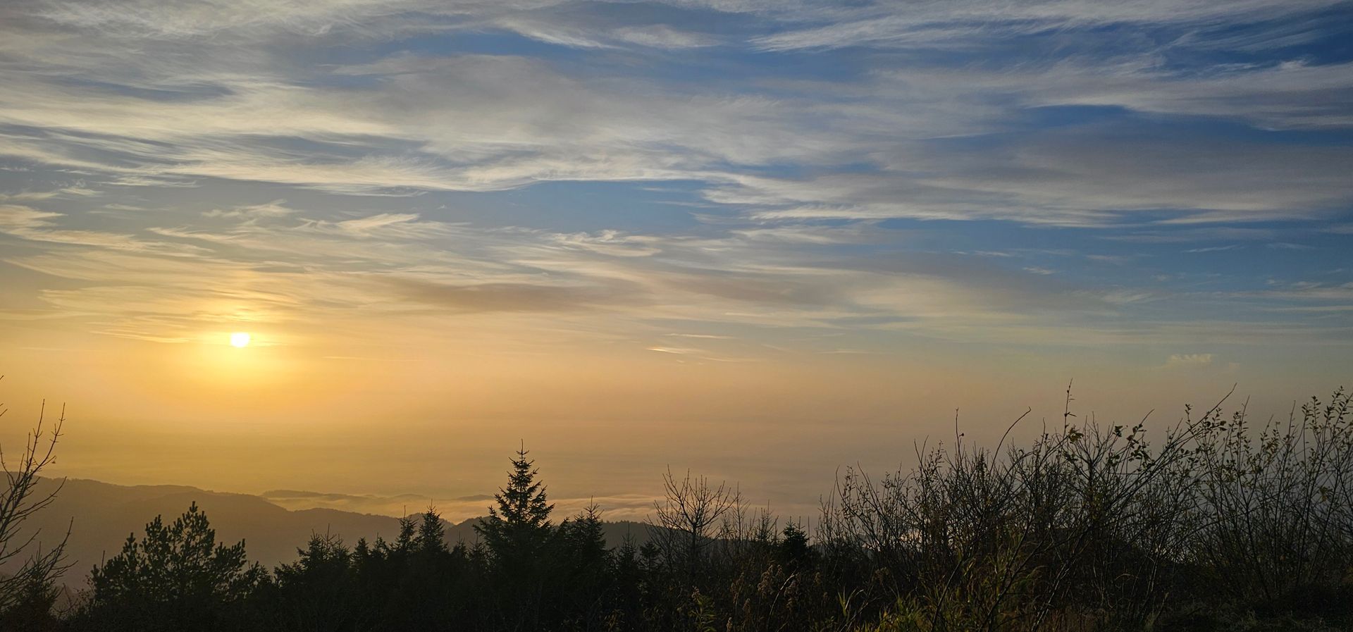 Aussicht vom Höhenweg mit Blick auf Nebel über dem Tal beim Sonnenuntergang im Schwarzwald