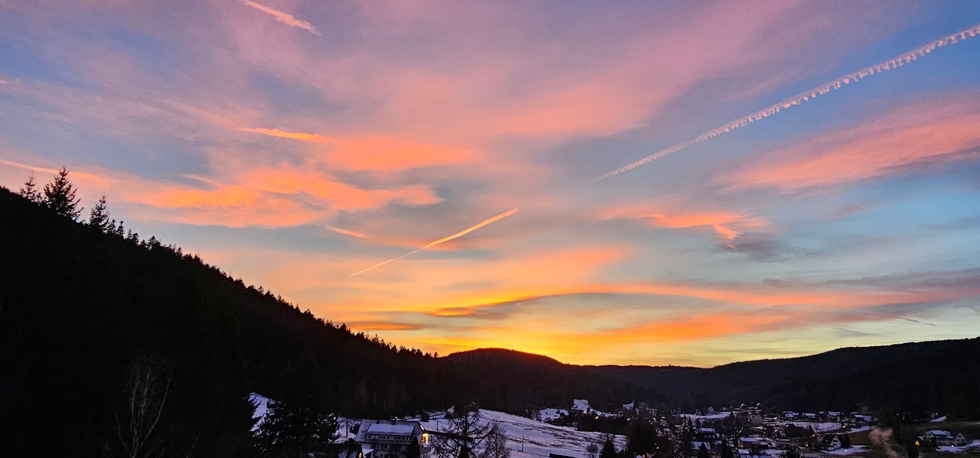 Sonnenuntergang über den Hügeln des Schwarzwalds mit Blick auf den Tal