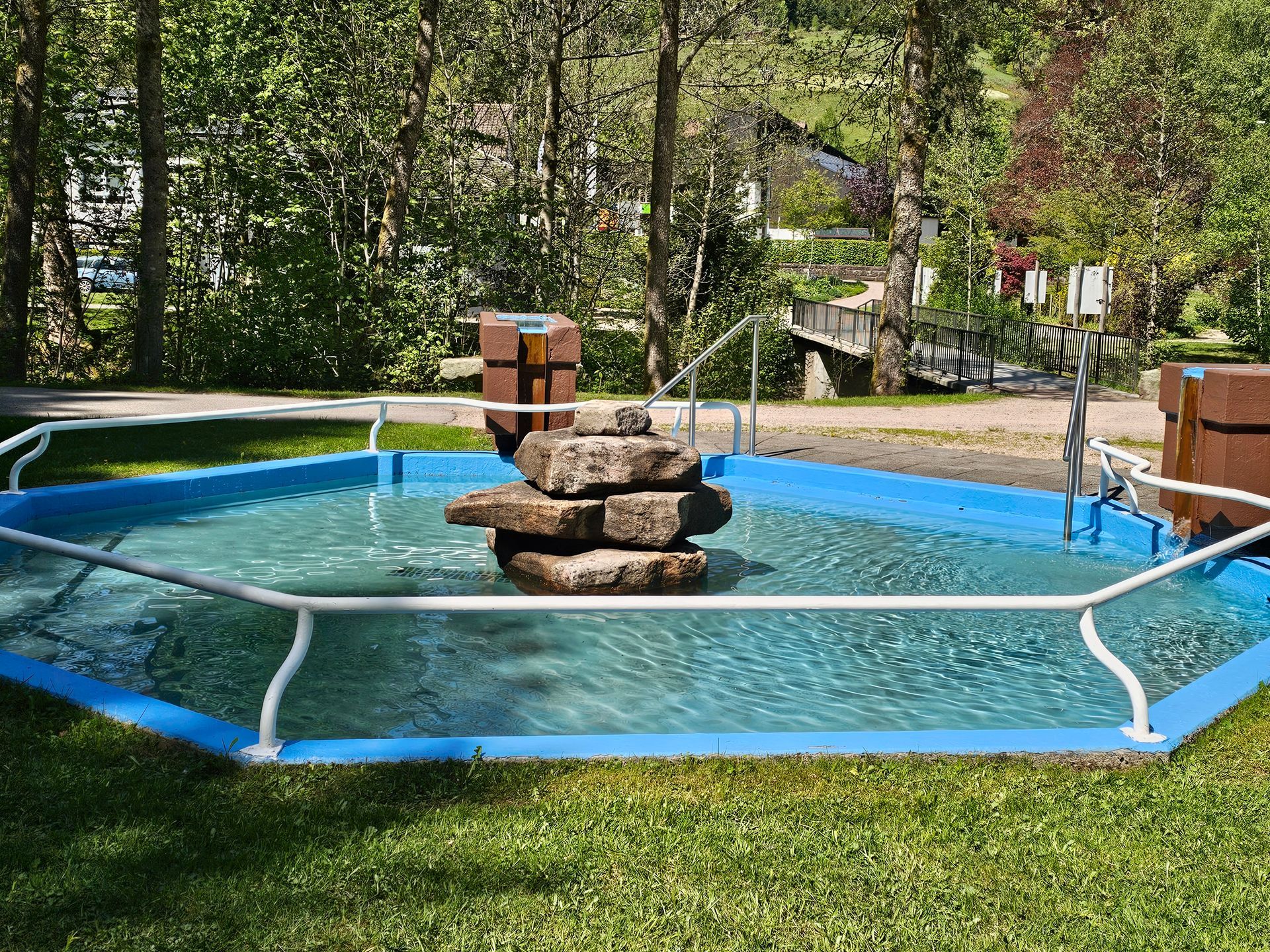 Kneippanlage im Kurpark Obertal bei Baiersbronn - nahe den Ferienwohnungen Schwarzwald-Quartier, umgeben von Wald und Wiesen, ideal zur Erfrischung und Entspannung