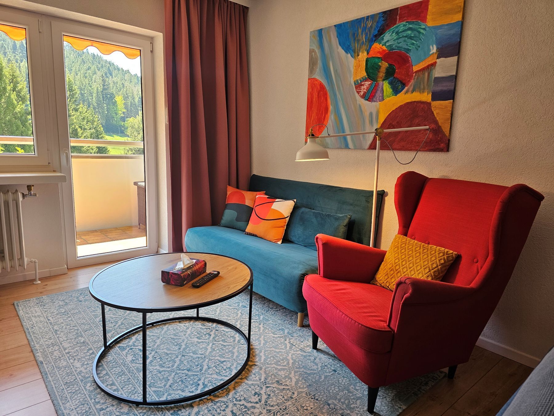 Ferienwohnung Vogelnest mit tollem Ausblick auf den Schwarzwald Helles Wohnzimmer mit Sofa und Sessel in der Ferienwohnung Vogelnest in Baiersbronn im Schwarzwald