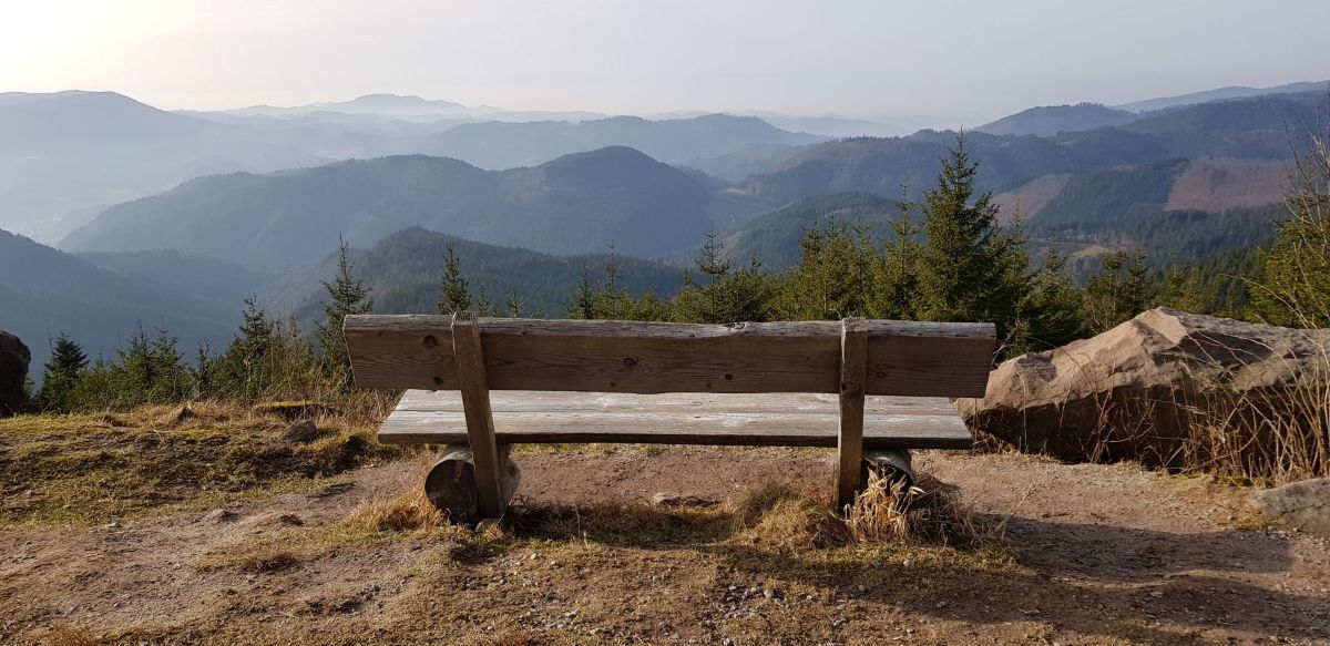 Holzbank mit Panoramablick über die Berge des Schwarzwalds