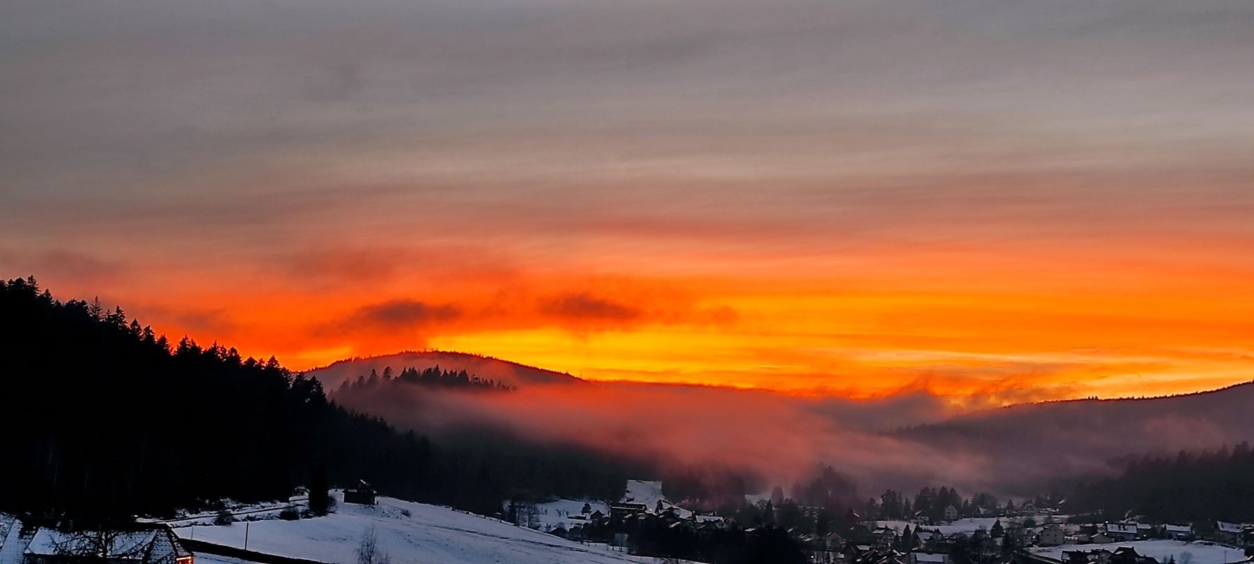 Sonnenuntergang über den Schwarzwald mit Blick vom Balkon der Ferienwohnung in Obertal bei Baiersbronn