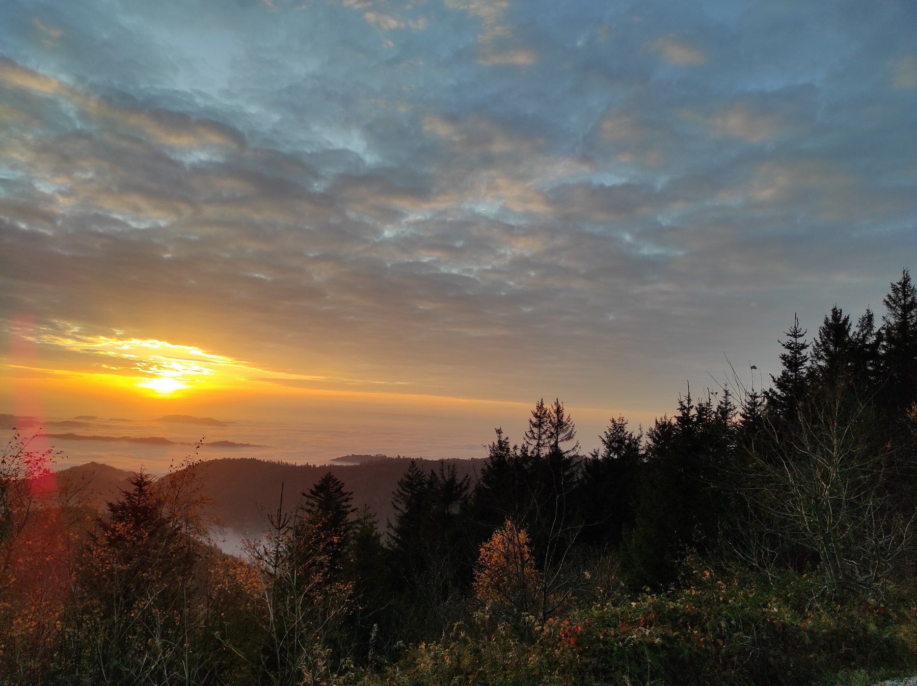 Sonnenuntergang über den Schwarzwaldbergen mit Nebel im Tal nahe Obertal bei Baiersbronn