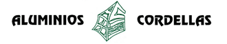 Logotipo que presenta el texto verde "ALUMINIOS CORDELLAS" a ambos lados de un gr&aacute;fico geom&eacute;trico abstracto de l&iacute;neas verdes.