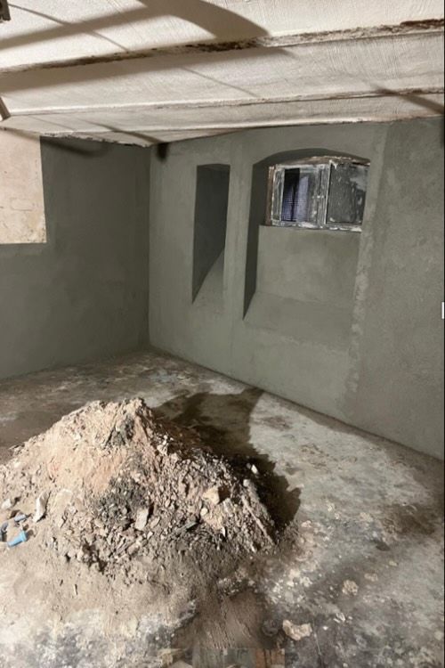 Ein Kellerraum, in dem gerade Bauarbeiten durchgeführt werden, da eine Gebäudeabdichtung durchegführt wird.
