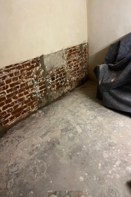 Ein Kellerraum in Düsseldorf bei dem eine Gebäudeabdichtung durchgeführt wird.