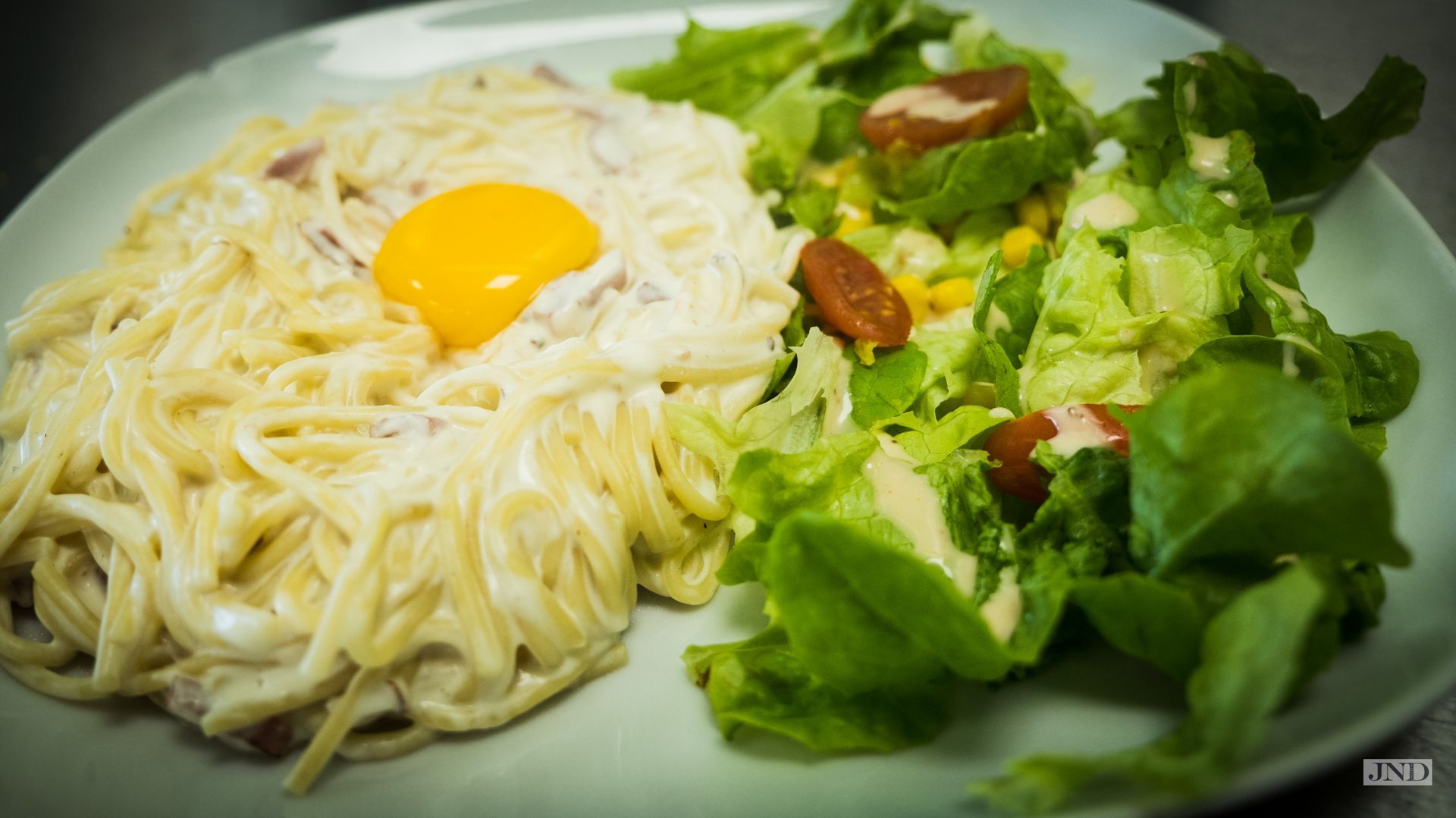 Plat avec de la salade