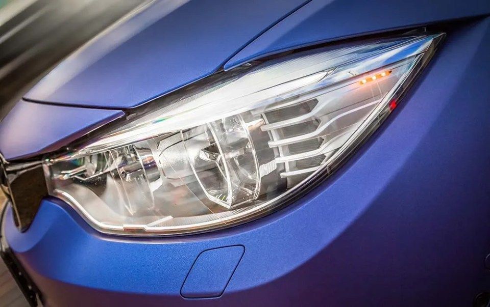 Folierung eines Autos, durchgeführt von der Autoglastechnik Robert Gigl GmbH