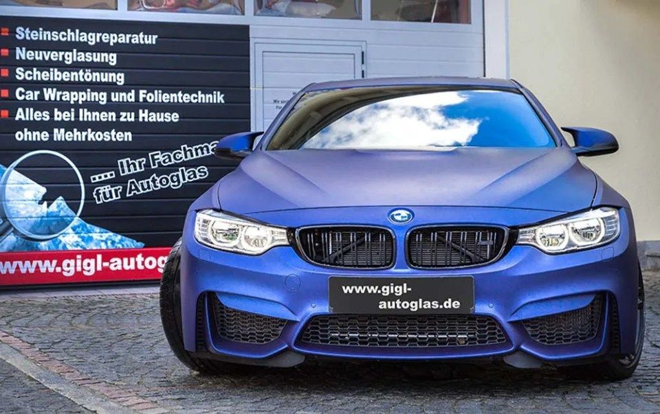 Folierung eines Autos, durchgeführt von der Autoglastechnik Robert Gigl GmbH