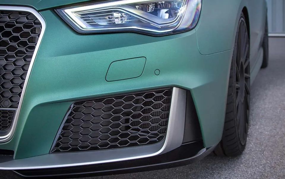 Folierung eines Autos, durchgeführt von der Autoglastechnik Robert Gigl GmbH